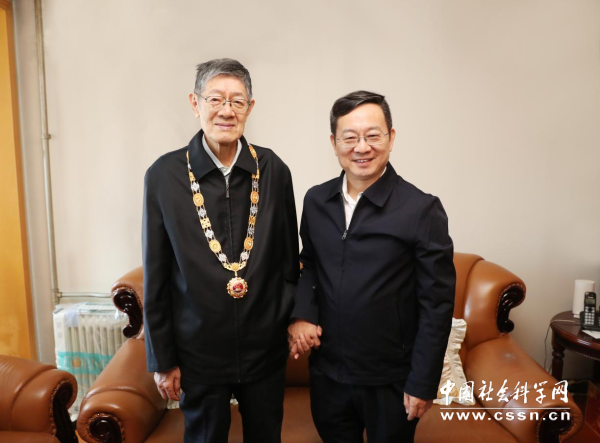 高翔看望“经济研究杰出贡献者”国家荣誉称号获得者张卓元
